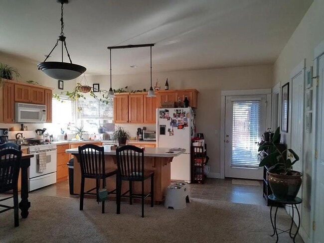 Building Photo - Adorable single-level 3x2 in desirable Fox...