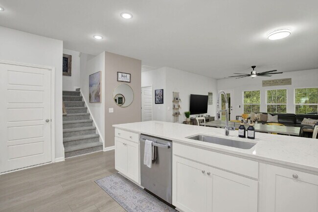 Building Photo - 120 Binscombe Ln