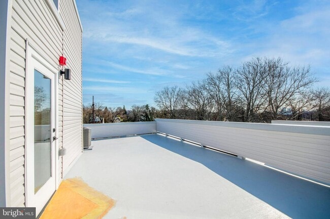 Building Photo - 6211 Woodbine Ave