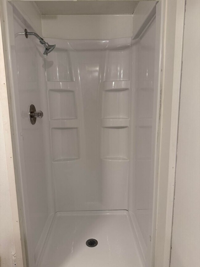 Building Photo - 3 Bedroom/2.5 bath Townhome Located on Bloomington's Southside - Available April 2026!