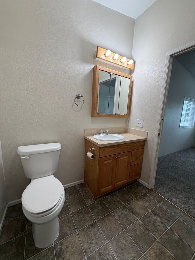 Building Photo - Spacious 3 Bed 2 Bath Springfield Home With Bonus Room and Extra Storage
