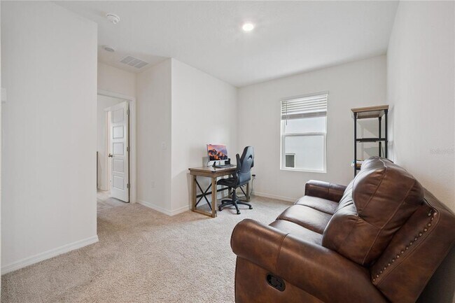 Building Photo - 2076 Monteverde Ave
