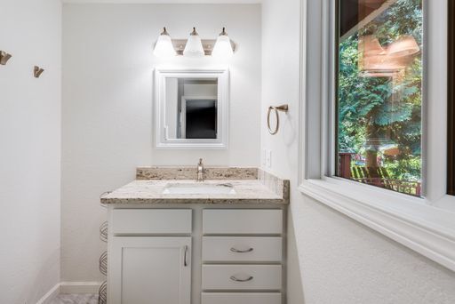 Building Photo - Updated split level home in Shoreline with...
