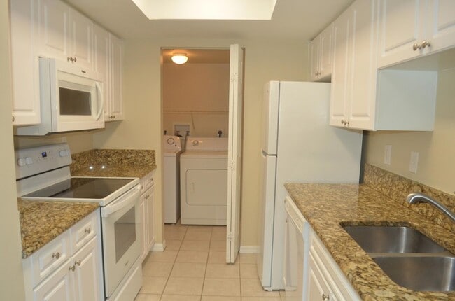 Building Photo - 900 Crestwood Ct S