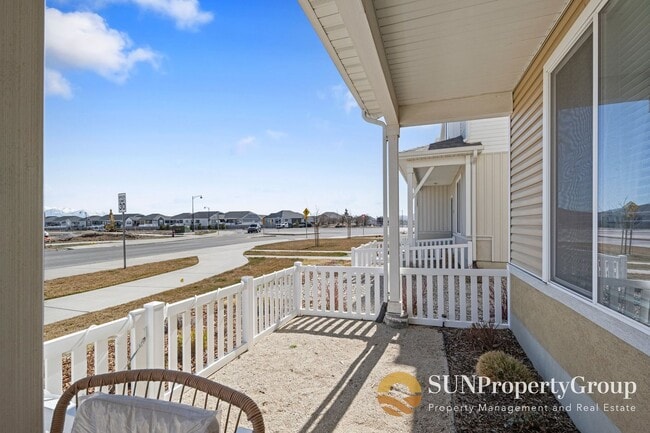 Building Photo - Stunning Duplex In Desirable Saratoga Springs!