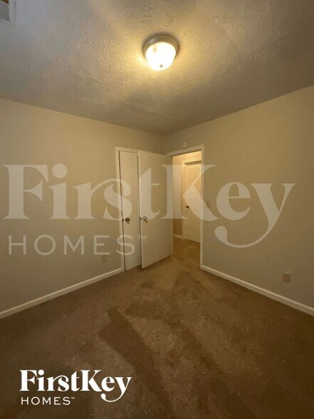 Building Photo - 2097 Phillips Rd