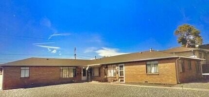 Building Photo - Updated and Spacious 1-Bed, 1-Bath Apartme...