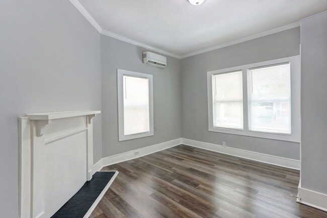 Building Photo - 720 W Victory Dr