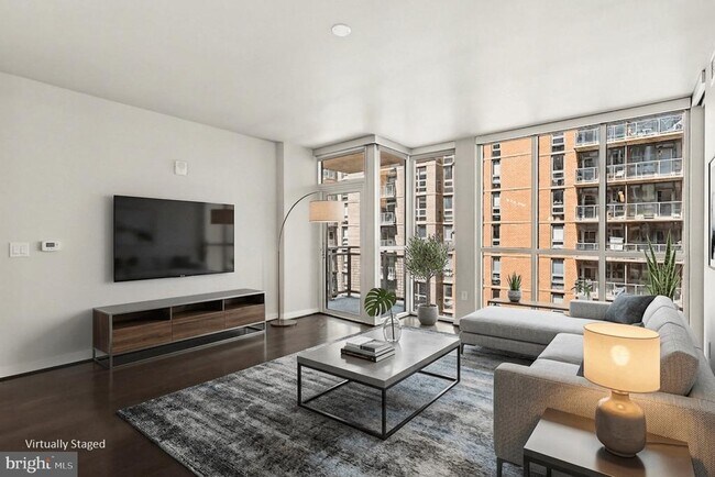 Building Photo - 1025 1st St SE