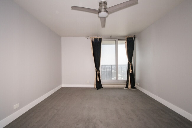 Building Photo - 6007 N Sheridan Rd