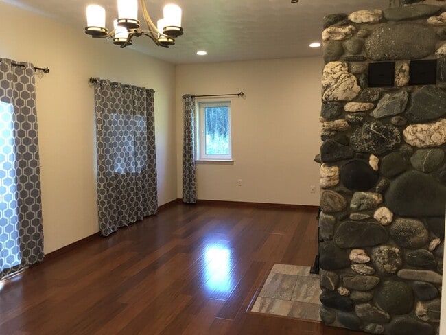 Building Photo - AMAZING 5 bed/3 bath/2 car garage home in ...