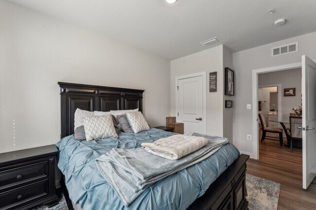 Building Photo - Gorgeous 2bd/2ba modern condo w/balcony located conveniently in MOSAIC AT WOODLAND PARK in Herndon.