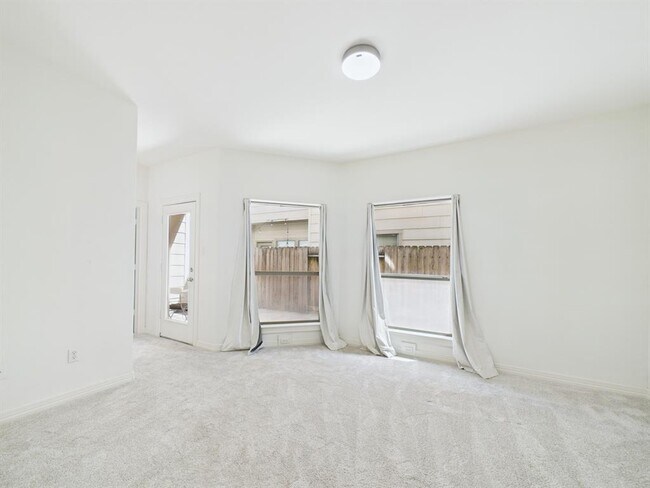 Building Photo - 3805 Center Plaza Dr
