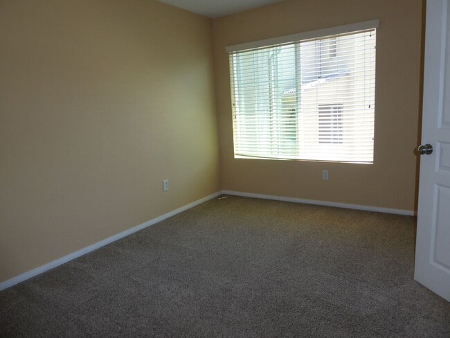 Building Photo - Conveniently located 3 BR, 3 Bath townhome in Coronado Ranch, close to everything.