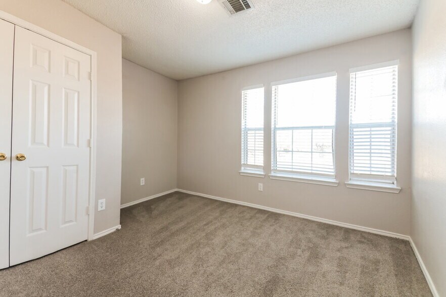 Building Photo - 5909 Iris Dr