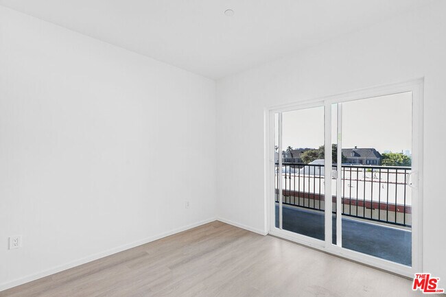 Building Photo - 1227 N Berendo St