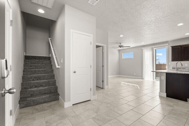 Building Photo - 1883 Sunrise Ln
