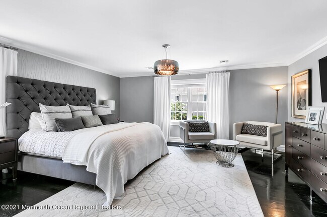 Building Photo - 2211 3rd Ave