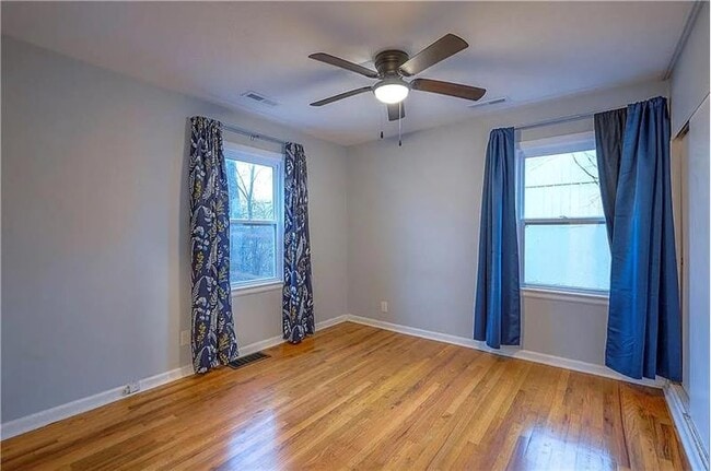 Building Photo - 1004 E Cedar St