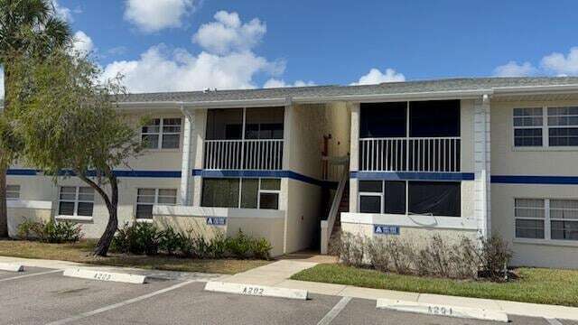 Building Photo - 1500 SE Royal Green Cir