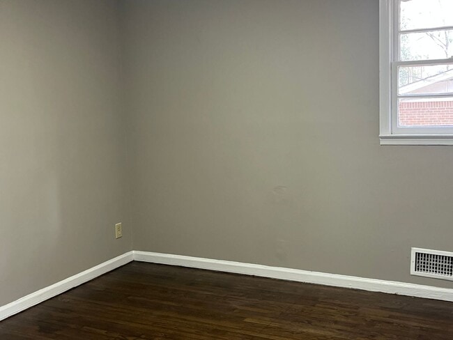 Building Photo - 2 Bedroom 1 Bath Duplex