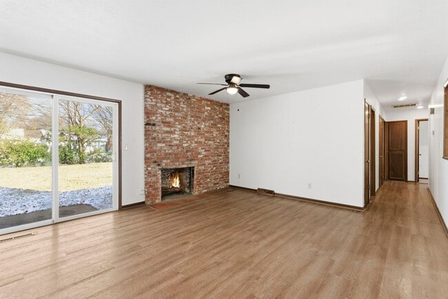 Building Photo - 3 Bedroom | 2 Bathroom | 2 Car Garage | Springfield MO | Fenced Back Yard!