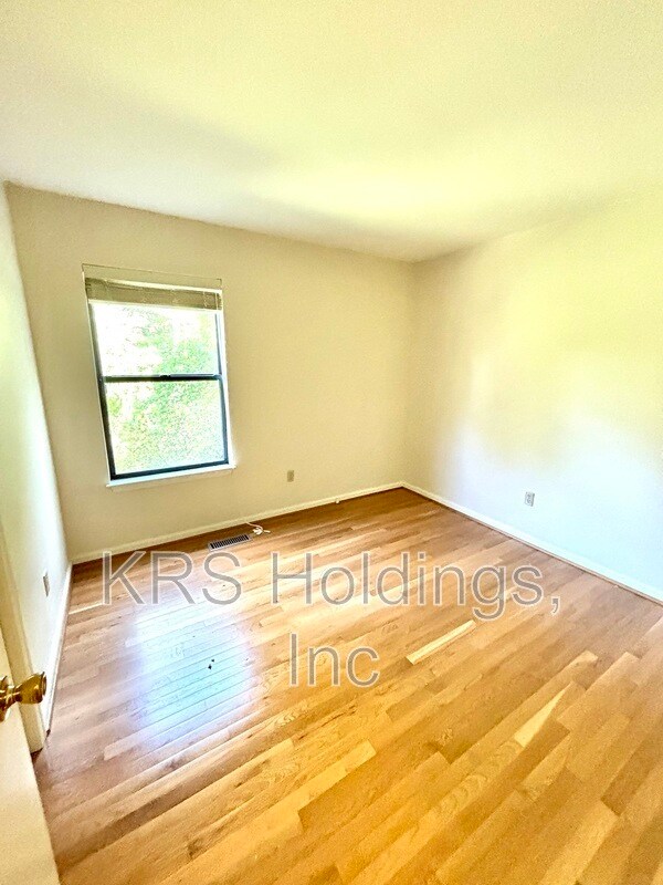 Building Photo - 542 Whitcover Cir