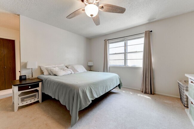 Building Photo - 303 Manning Dr