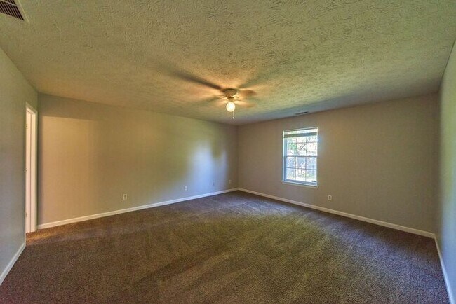 Building Photo - 3 Bedroom 2 Full Bath In Peaceful Franklin...