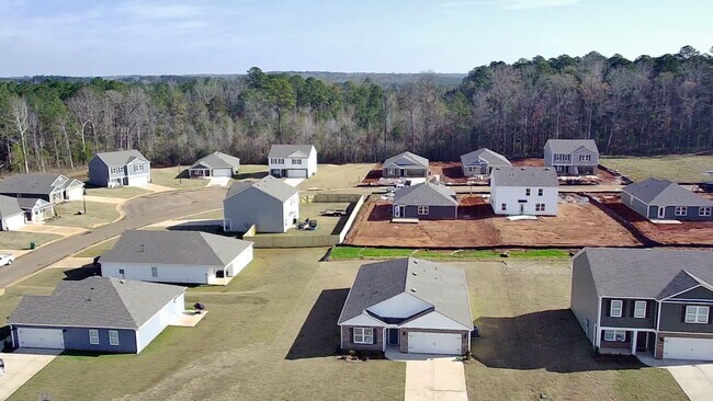 Building Photo - Caffee sub-division, very close to Mercedes plant, one level 4 Bedroom/2 Bath 1774 sqft