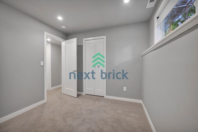 Building Photo - Welcome to this beautifully located 4-bedroom, 2-bath