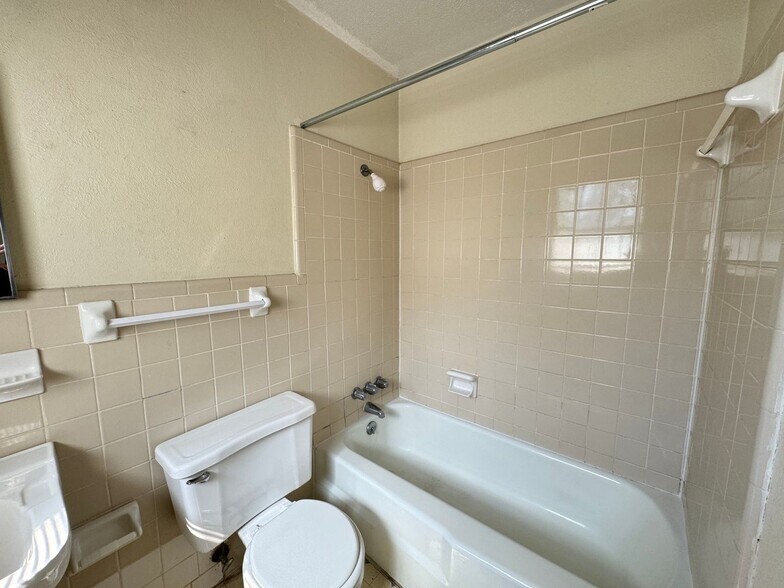 Building Photo - 224 Hold St