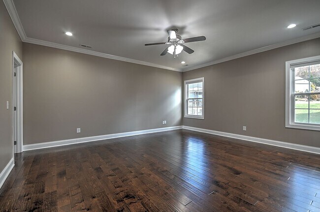 Building Photo - 4 Bedroom / 2.5 Bath Home  Kingsport, TN