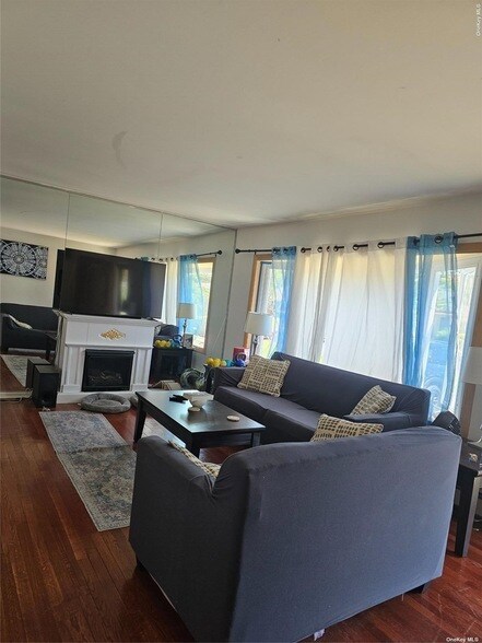 Building Photo - 1076 Carll Dr