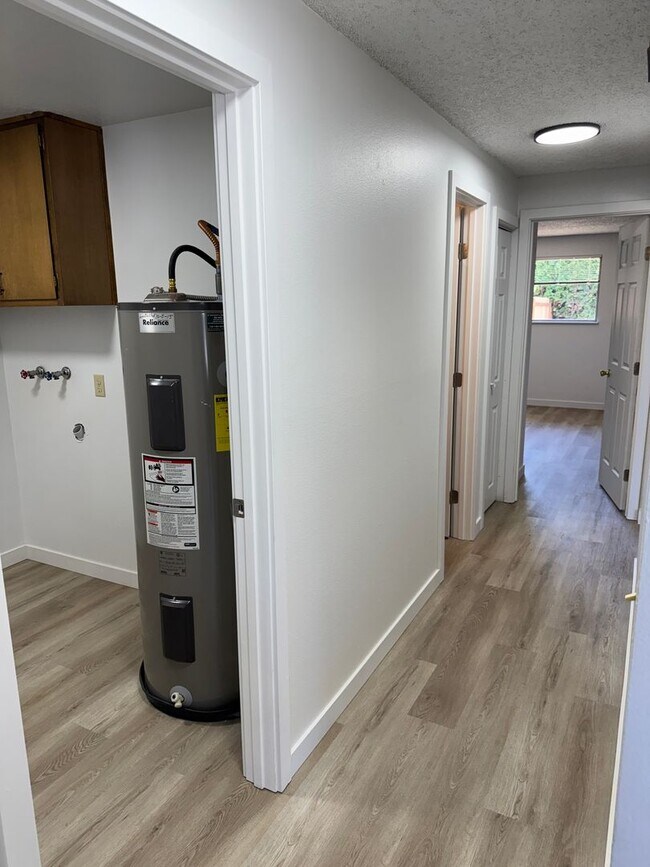 Building Photo - Large single level 2-bedroom/1 bath duplex in Springfield!