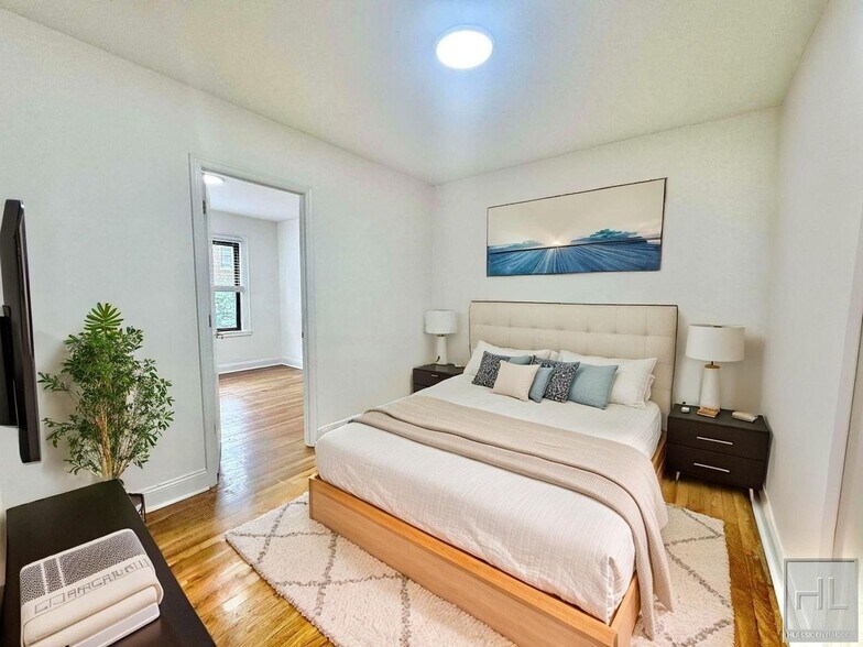 Building Photo - 32 STREET