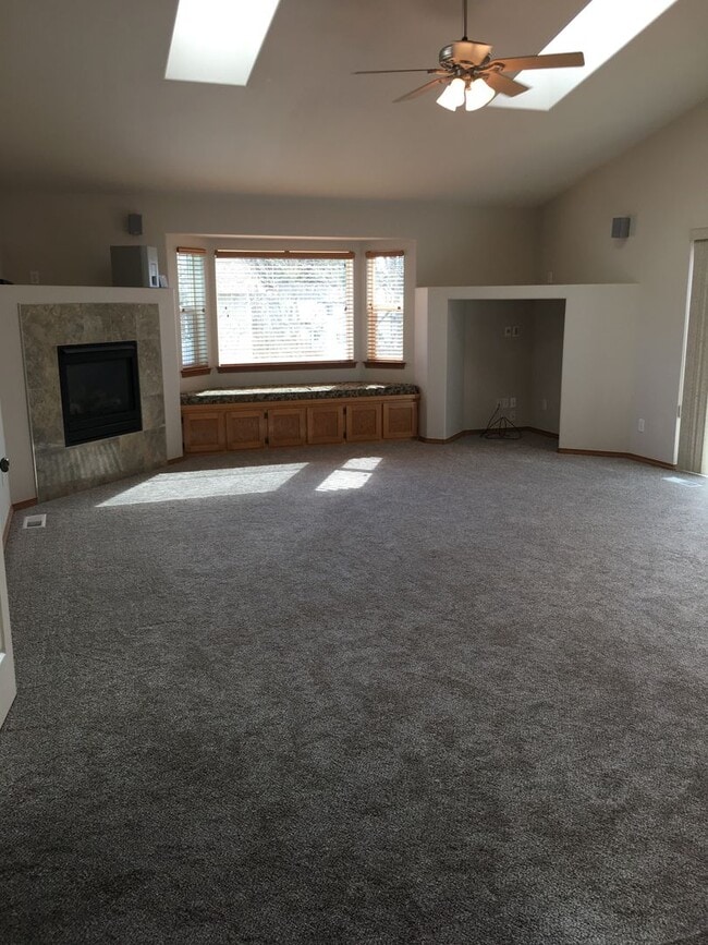 Building Photo - Large 4 bedroom house that is Pet Friendly!