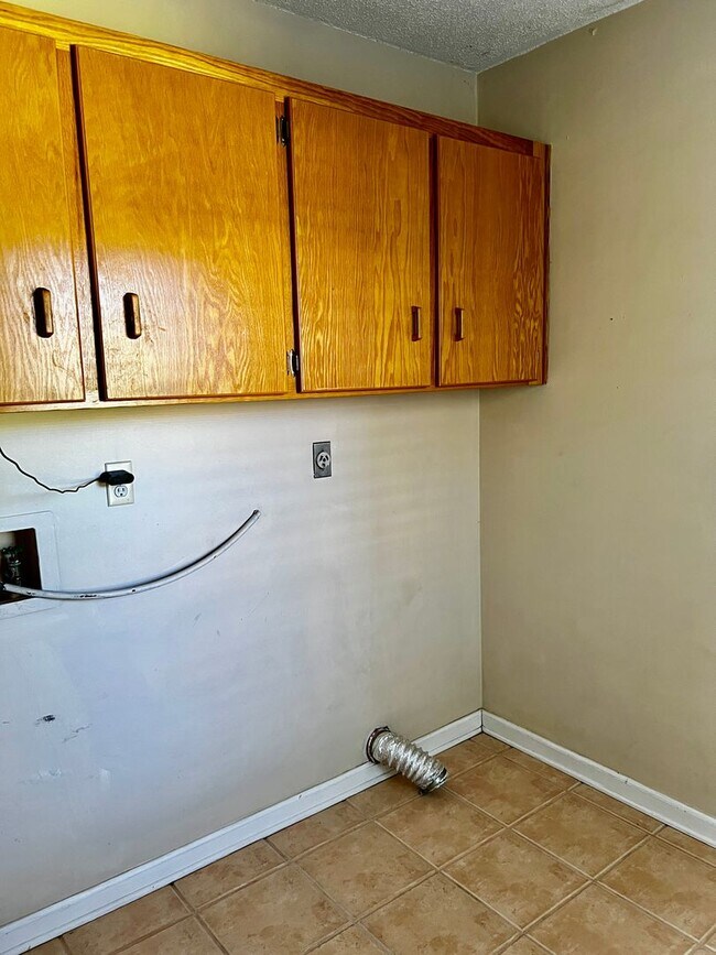 Building Photo - 3/2 with fenced in yard!