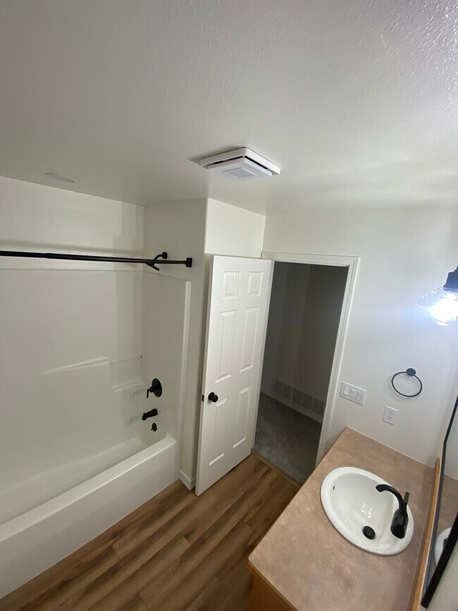 Building Photo - 108 Church St