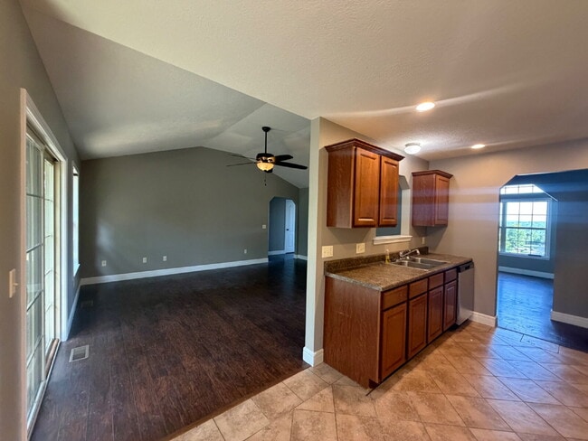 Building Photo - 4 Bedroom / 3 Bath - Horizon Hills / Meadow Ridge (Near Branson school district)
