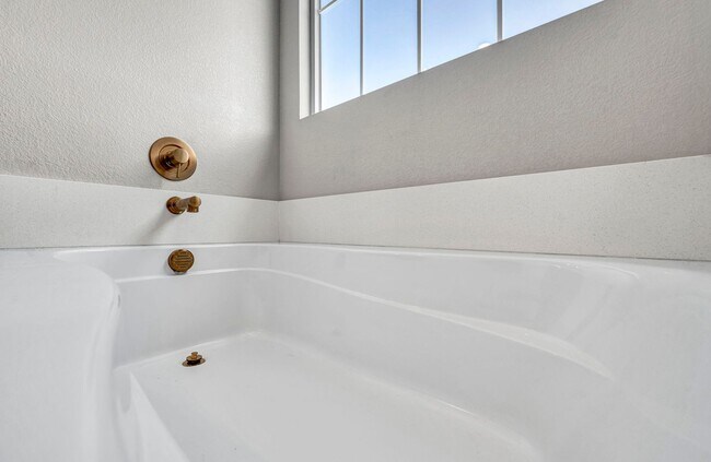 Building Photo - Spacious 5-Bedroom Home with Loft, Pool & Mountain Views