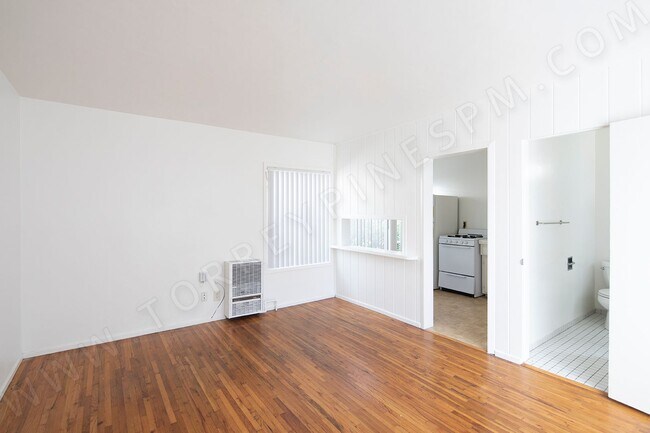 Primary Photo - *OPEN HOUSE: 8/31 9-10:30AM* Charming Stud...