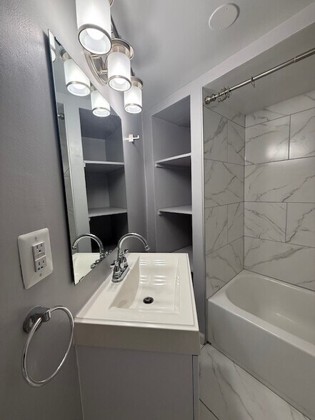 Building Photo - 219 9th St SE