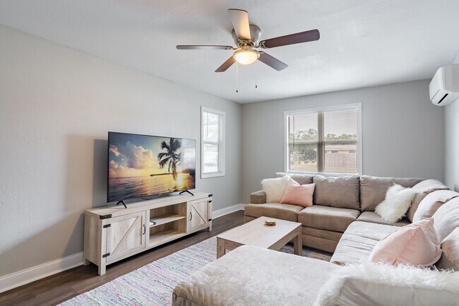 Building Photo - Fully Furnished 3BR/2BA St. Pete Home – Modern Updates & Prime Location