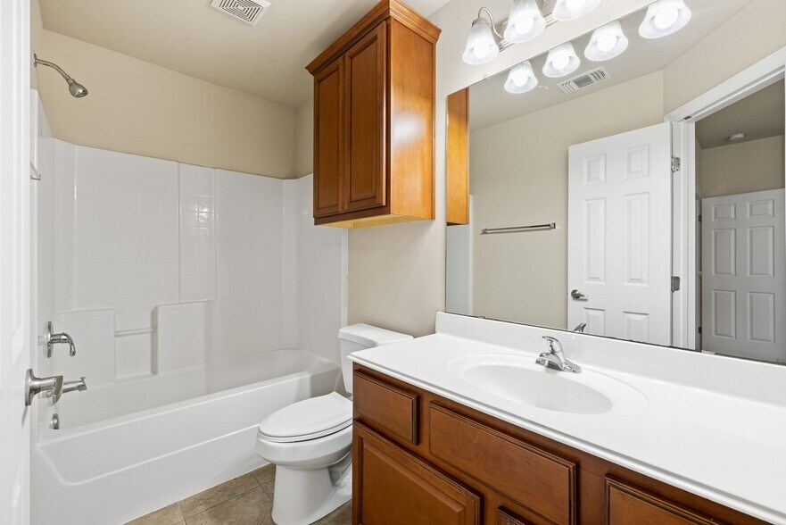 Building Photo - Lakeridge 4 bed/4bath August 2026 Move In! On Bus Route!