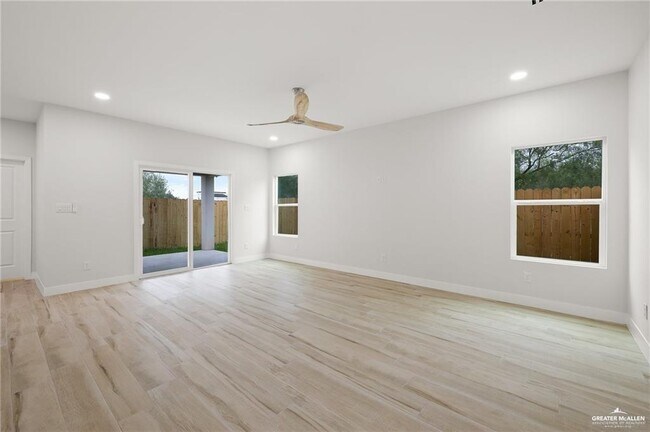 Building Photo - 17 E Solar Dr