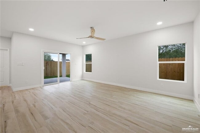 Building Photo - 2615 E Solar Dr