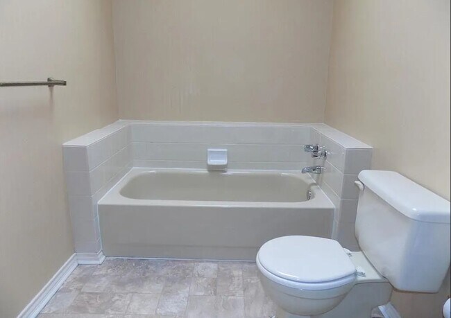 Building Photo - 513 Woodhollow Dr