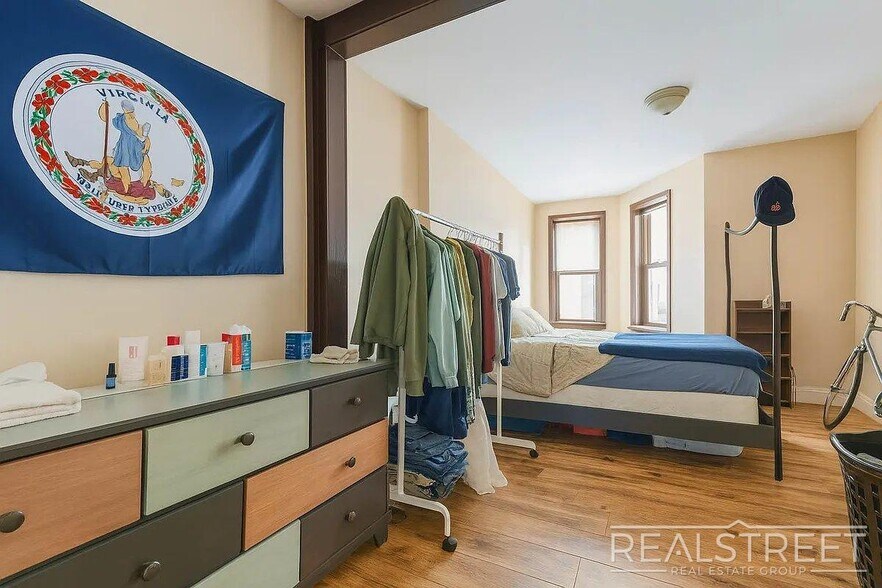 Building Photo - Spacious 1.5-Bedroom Penthouse Apartment i...