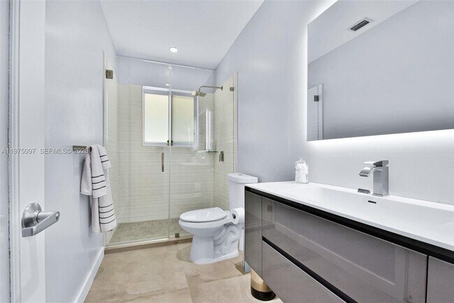 Building Photo - 10610 NE 11th Ct